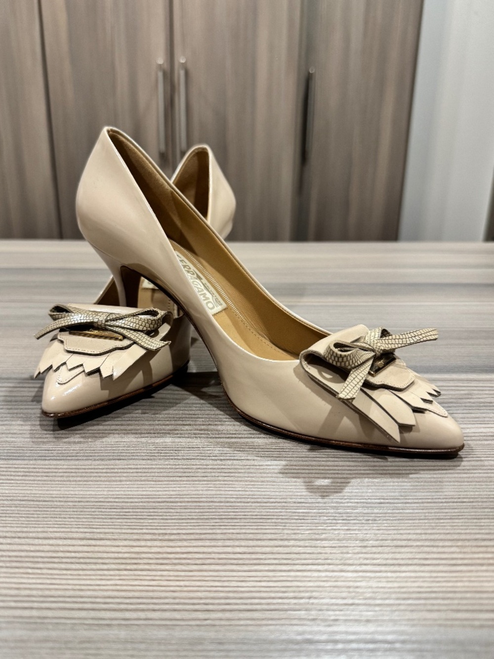 Ferragamo Nika 70 Beige Patent Pump New in Box US8.5C